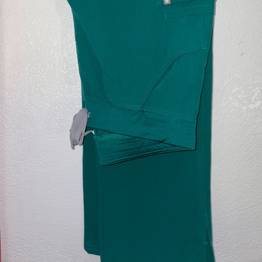 FIGS LARGE HUNTER GREEN KADE CARGO SCRUB PANTS